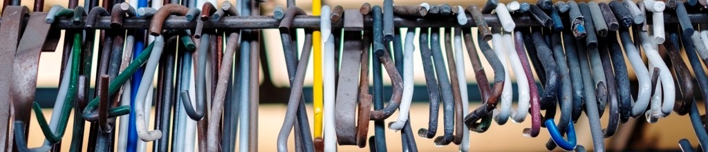 ganci_colorati_appesi_metal_paint_verniciatura_industriale_polvere_sabbiatura_zincatura_campania