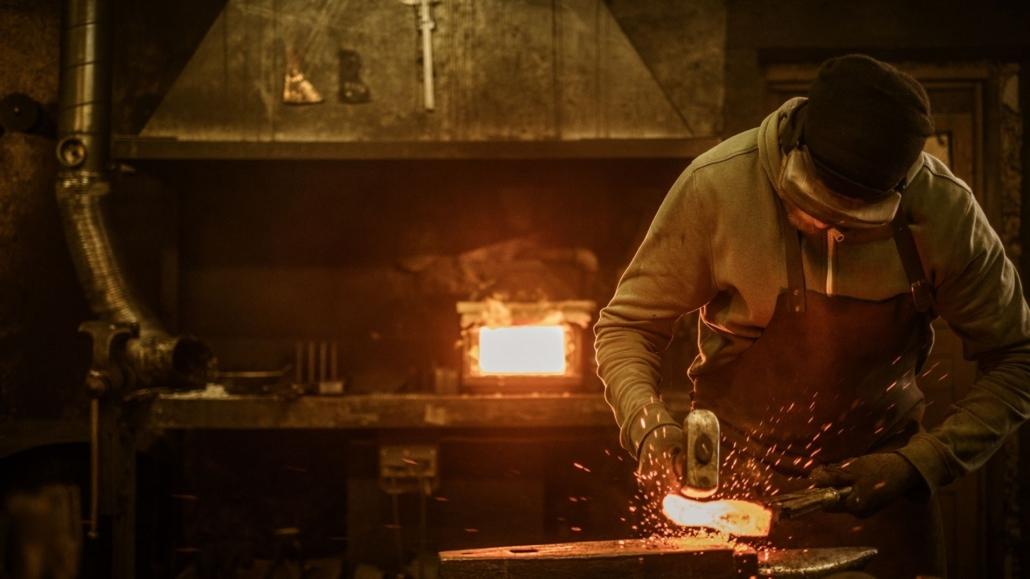 FABBRO AL LAVORO IN UNA FUCINA